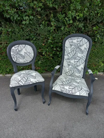 Chaise et fauteuil à haut dossier peints en gris, tissu à feuillages noir et blanc