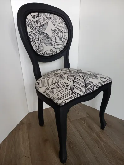 Chaise médaillon peinte en noir, tissu à feuillages noir et blanc