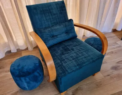 Fauteuil aux accoudoirs en bois courbé, regarni en velours bleu canard
