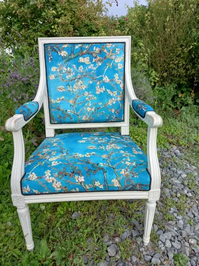 Fauteuil à dossier carré en bois blanc, tissu bleu à motif de fleurs d'amandier